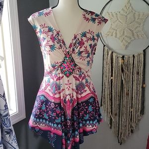 ❤❤❤Venus flowy top with brooch center